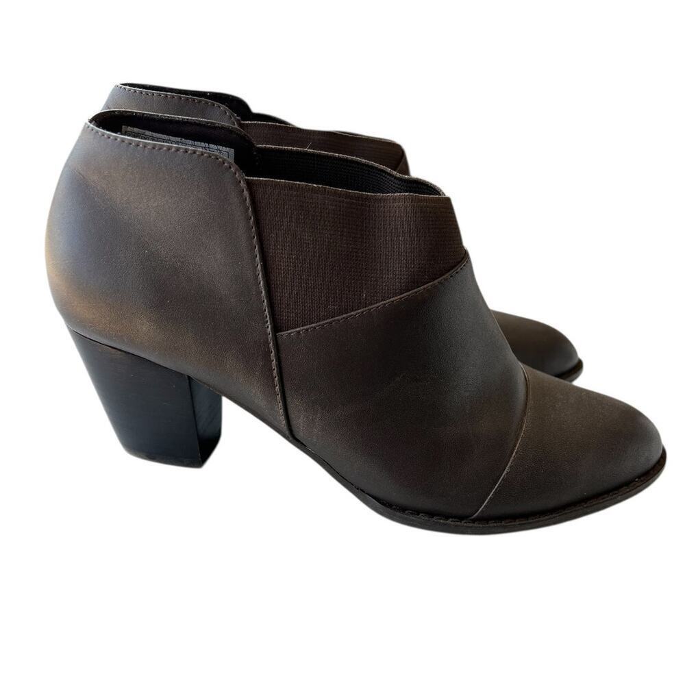 Vionic Brown leather slip on shoes, ankle boots, women's size 8